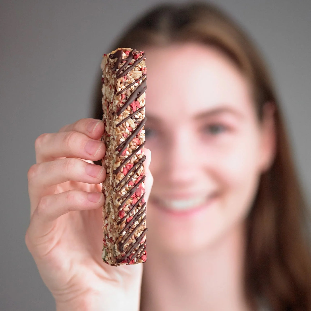 WELL & TRULY RASPBERRY CHOCOLATE DRIZZLE BAR SINGLE
